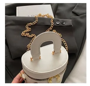 Nahaufnahme einer weißen Beuteltasche mit Doppelreißverschluss und goldener Kette