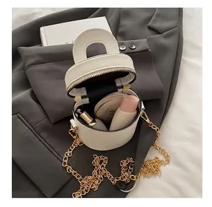 Detailansicht der Innenseite einer weißen runden Eimertasche mit Doppelreißverschluss