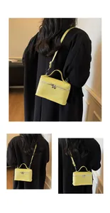 Rückansicht einer minimalistischen kleinen gelben Umhängetasche zu einem schwarzen Blazer.