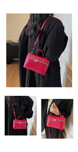 Elegante rote strukturierte Box-Tasche, die in drei verschiedenen Tragevarianten gezeigt wird.