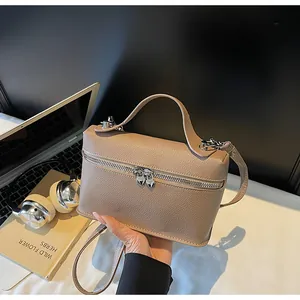 Detailansicht der eleganten braunen Box-Tasche aus strukturiertem Leder mit Herz-Reißverschluss