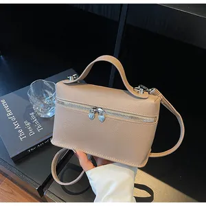 Minimalistische beige strukturierte quadratische Handtasche mit Herz-Reißverschluss
