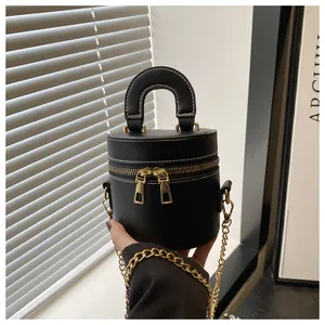 Schwarze zylindrische Eimertasche mit Doppelreißverschluss und eleganter goldener Kette