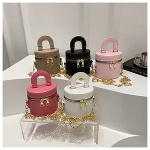Detailansicht trendiger koreanischer Eimertaschen in fünf Farben mit Goldketten.