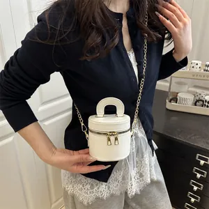 Elegante weiße Mini-Eimertasche mit Doppelreißverschluss und Goldkette für Damen