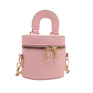 Elegante rosafarbene zylindrische Eimertasche mit Doppelreißverschluss und Goldkette für Damen