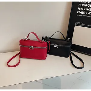 Elegante minimalistische rote und schwarze Umhängetaschen mit Herz-Reißverschluss