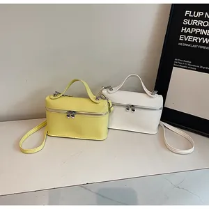Minimalistische gelbe und weiße Mini-Handtaschen aus Leder mit Herz-Reißverschlüssen