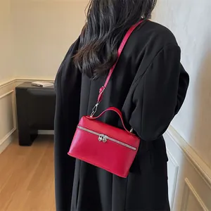 Stilvolle rote Umhängetasche aus genarbtem Leder in minimalistischem Design.