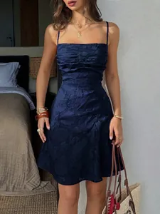 Elegante mini abito blu navy in jacquard con spalline sottili e busto plissettato chic