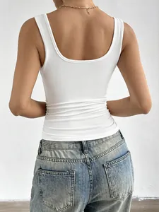 Rückansicht eines eng anliegenden weißen Y2K-Tops für Damen mit verwaschenen Jeans