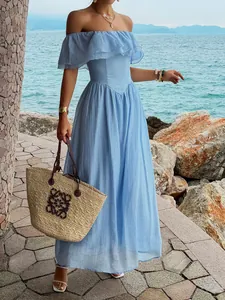 Elegante lichtblauwe off-shoulder maxi-jurk met ruches voor zomervakantie look.