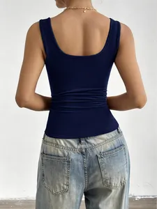 Rückansicht eines dunkelblauen ärmellosen Tanktops mit U-Ausschnitt und schmaler Passform.