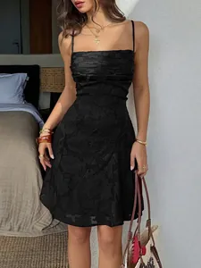 Elegante abito nero con spalline sottili e una raffinata trama jacquard floreale