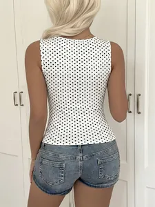 Stilvolle Rückansicht eines weißen Polka-Dot-Tops ohne Ärmel mit Jeans-Shorts.