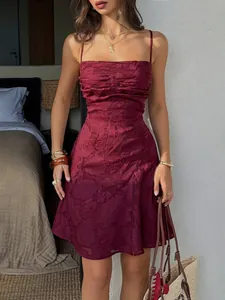 Abito corto elegante bordeaux con spalline sottili e motivo floreale testurizzato