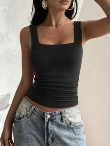 Detailansicht eines schwarzen Tanktops mit Karree-Ausschnitt, enge Passform für Damen.