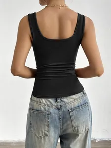 Rückenansicht eines schwarzen, eng anliegenden Y2K-Damen-Tanktops vor weißem Hintergrund