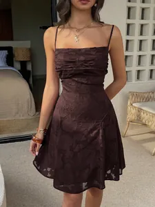 Vista dettagliata di un elegante mini abito marrone scuro con motivo floreale jacquard