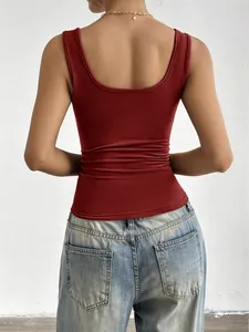 Detailansicht der Rückseite eines weinroten Tanktops kombiniert mit blauen Jeanshosen