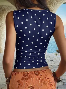 Vue de dos d'un haut sans manches bleu marine à pois blancs pour un style d'été Y2K