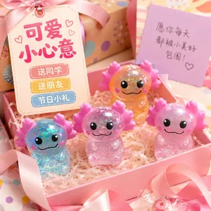 Jouets anti-stress axolotl pailletés présentés dans une boîte cadeau rose