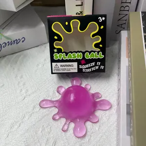 Detailaufnahme eines lila durchscheinenden Splash-Knautschspielzeugs mit Verpackung.