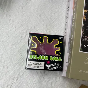 Nahaufnahme von lila Splash Ball Spielzeug in der Originalverpackung zur Entspannung