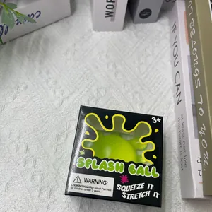 Detailansicht des grünen Splash-Ball-Stressspielzeugs in der schwarzen Produktverpackung