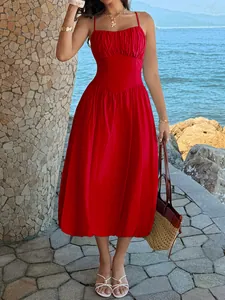Elegantes rotes Midi-Kleid mit Plisseebrust und Spaghettiträgern für den Urlaub