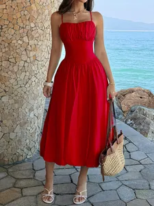 Elegantes rotes Urlaubs-Trägerkleid mit gerafftem Brustteil in Meeresumgebung.