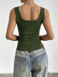 Rückenansicht eines sexy olivgrünen Y2K Slim Fit Tanktops für Damen