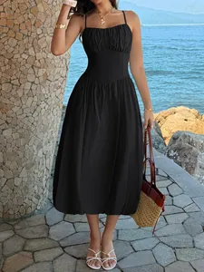 Elegantes schwarzes Midi-Trägerkleid mit geraffter Brust für einen schicken Sommerlook.