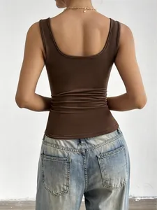 Detailansicht der Rückseite eines braunen ärmellosen Tanktops für Damen im Y2K-Stil