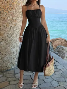 Elegantes schwarzes Midi-Kleid mit Spaghettiträgern und Raffung für den Sommerurlaub