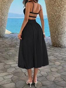 Rückansicht eines schwarzen rückenfreien Maxi-Kleids mit Doppelträger-Design.