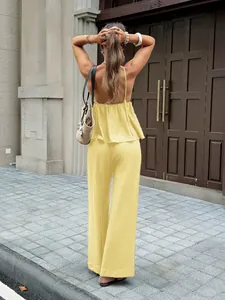 Rückenansicht eines gelben Urlaubs-Zweiteilers mit Camisole-Oberteil und weiter Hose