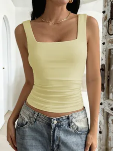 Schickes gelbes Tanktop mit Karree-Ausschnitt für Damen im Y2K-Stil mit modischer Jeanshose