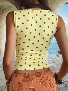 Vue arrière d'un débardeur jaune tendance Y2K avec un motif à pois marron pour femme