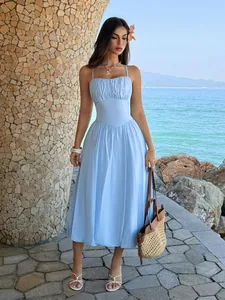 Detailaufnahme eines hellblauen gerafften Sommerkleides im eleganten Strandresort-Stil.