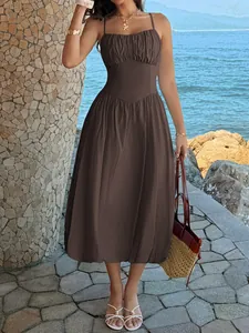 Elegantes braunes Träger-Midikleid für den Sommerurlaub mit schickem gerafftem Brustteil