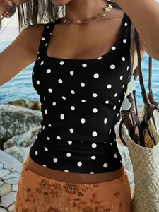 Gros plan sur un haut sans manches noir élégant à pois blancs avec un décolleté carré