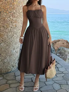 Elegantes braunes Midi-Kleid mit Spaghettiträgern und geraffter Brust für den Sommerurlaub