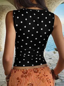 Vue arrière d'un débardeur noir Y2K à pois blancs sur un mannequin