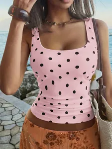Gros plan d'un débardeur rose à pois avec une encolure carrée élégante et une coupe slim