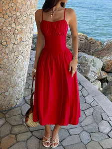 Elegantes rotes Maxikleid im Urlaubsstil mit einem schicken gerafften Bandeau-Oberteil