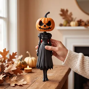 Primer plano de una figura única de calabaza de Halloween con un vestido largo negro