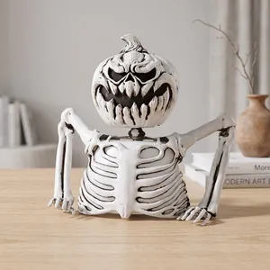 Detailansicht der leuchtenden Halloween Kürbis Skelett Torso Tischdekoration