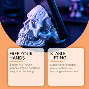 Dettaglio del supporto per telefono a forma di teschio con luci d'atmosfera blu neon