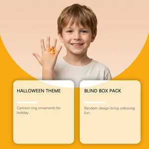 Detailansicht eines Kindes mit leuchtendem LED-Kürbisring für Halloween-Party-Spaß